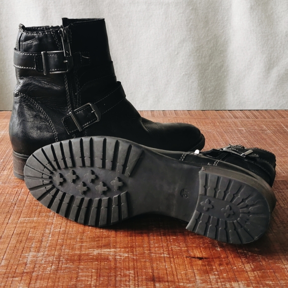 Town Shoes Black Leather Zippered Boots - Picture 4 of 5